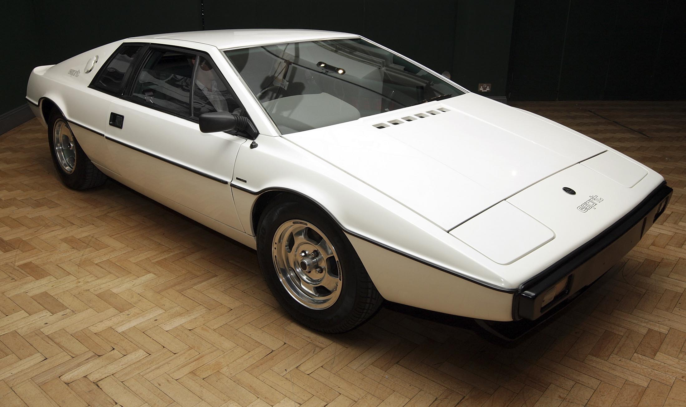 10 Compelling Reasons to Purchase a Lotus Esprit Today